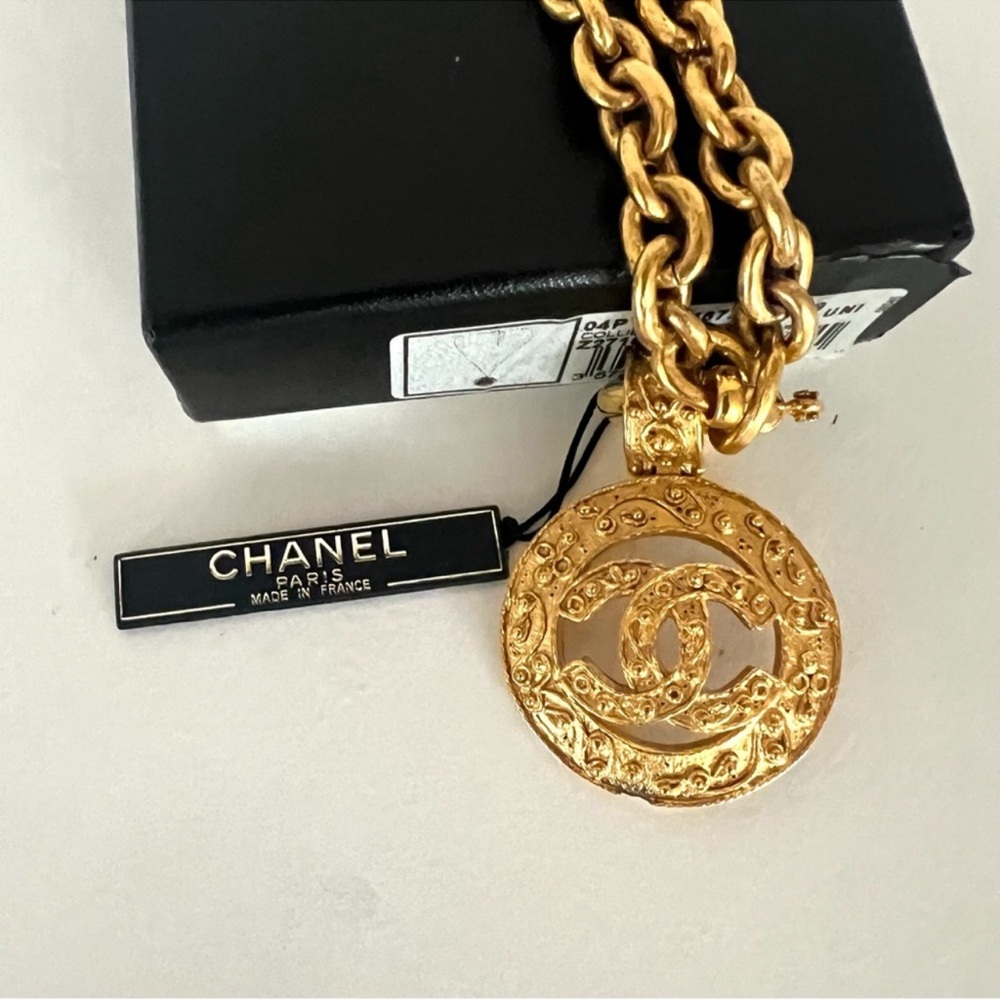 💯 Authentic Chanel Coco Mark Gold Plated 94 A Pendant Necklace W/Box❤️ - Picture 9 of 11